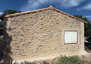 Enduit aspect pierre sur cabanon – Jouques (13) – rénovation façade, Enduit aspect pierre sur cabanon – Jouques (13) – enduit imitation pierre à