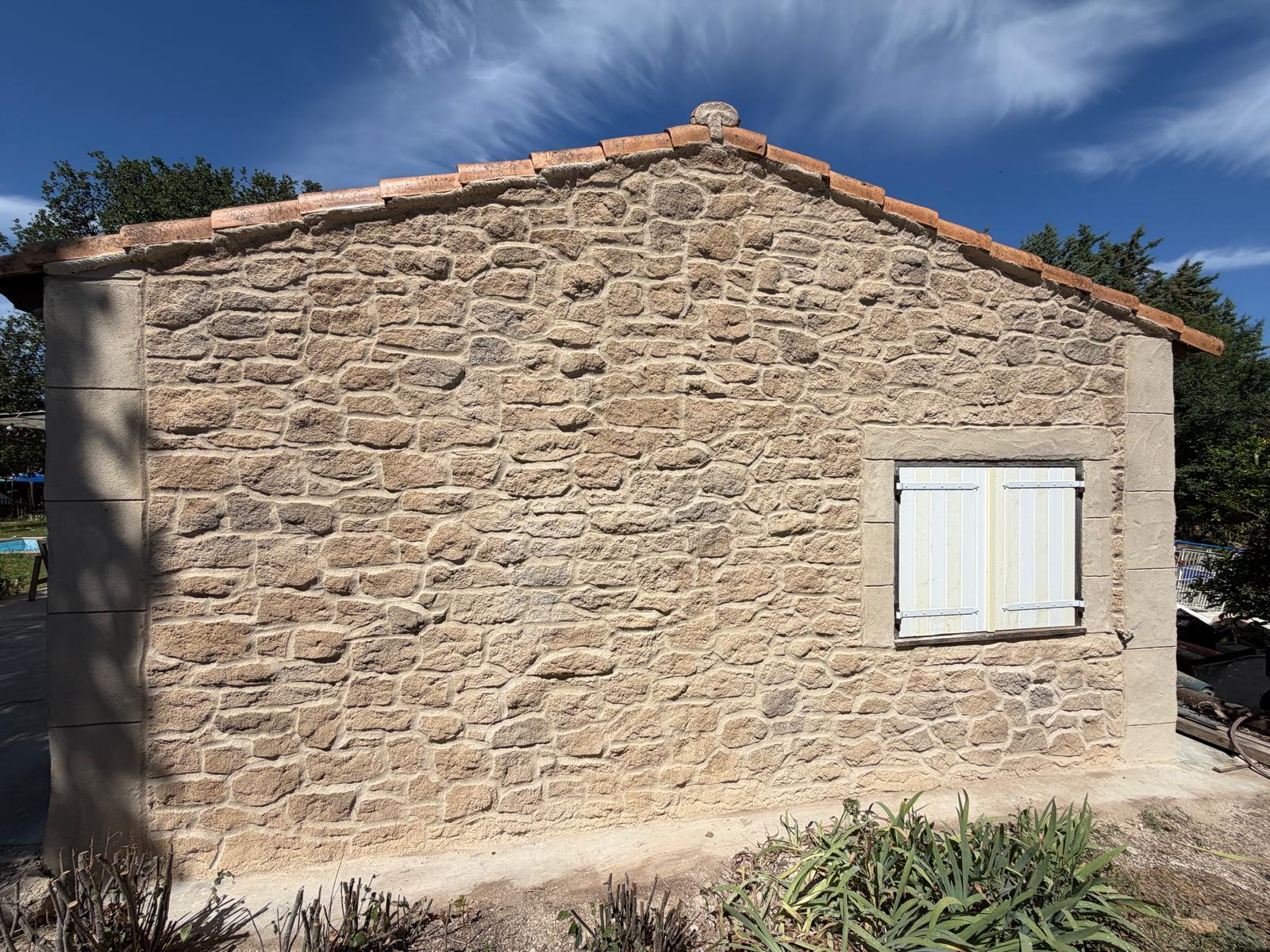 Enduit aspect pierre sur cabanon – Jouques (13)-1 Enduit aspect pierre sur cabanon – Jouques (13) – enduit imitation pierre à