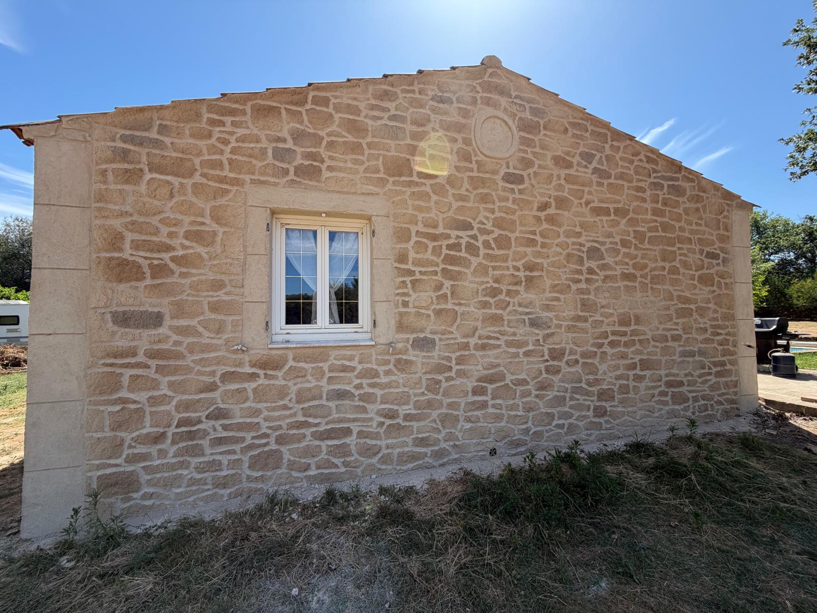 Enduit aspect pierre sur cabanon – Jouques (13)-6 Enduit aspect pierre sur cabanon – Jouques (13) – enduit imitation pierre à