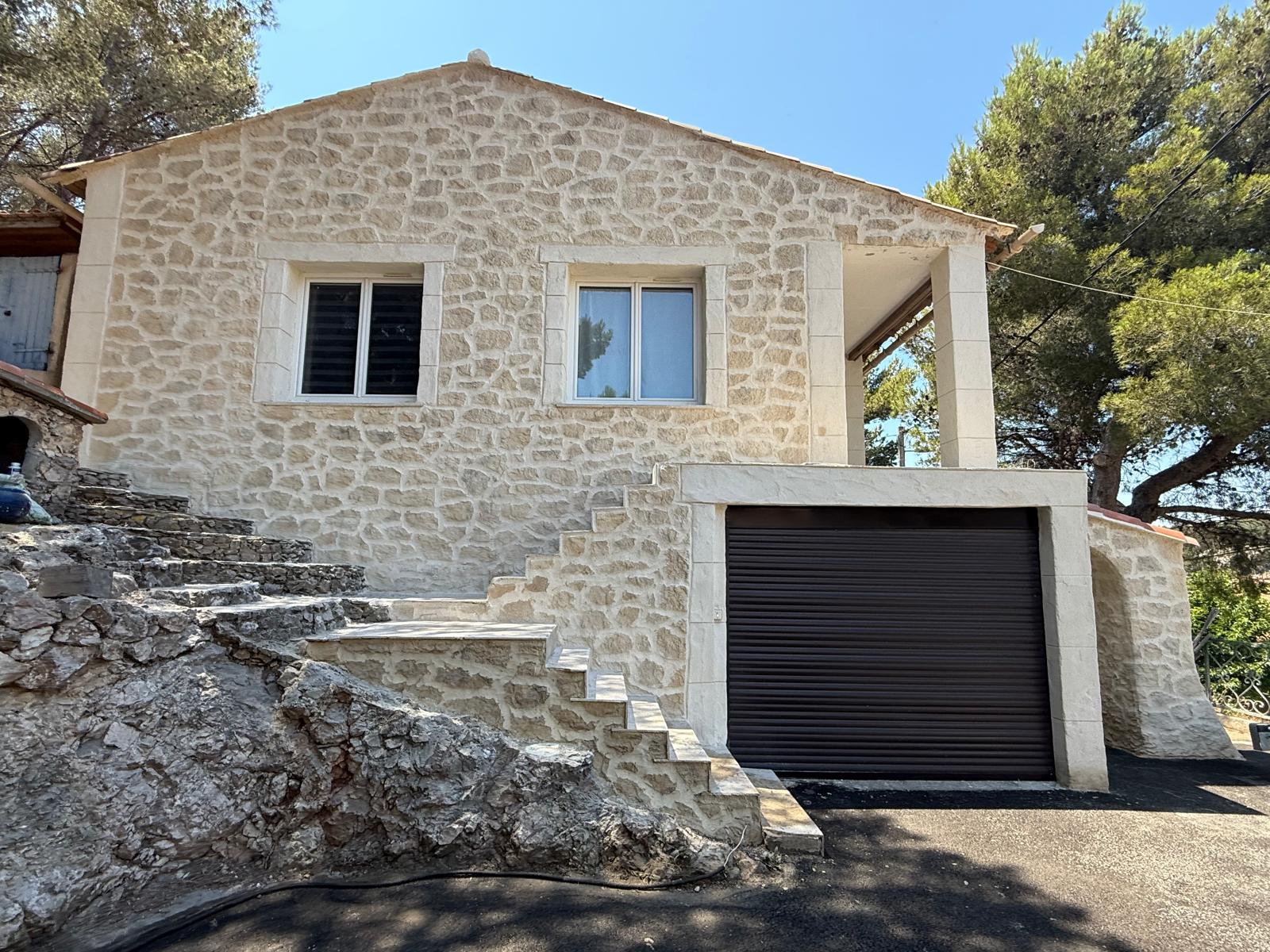 Enduit imitation pierre sur maison – Ensuès-la-Redonne (13) – rénovation façade, Enduit imitation pierre sur maison – Ensuès-la-Redonne (13) – enduit imitation pierre à