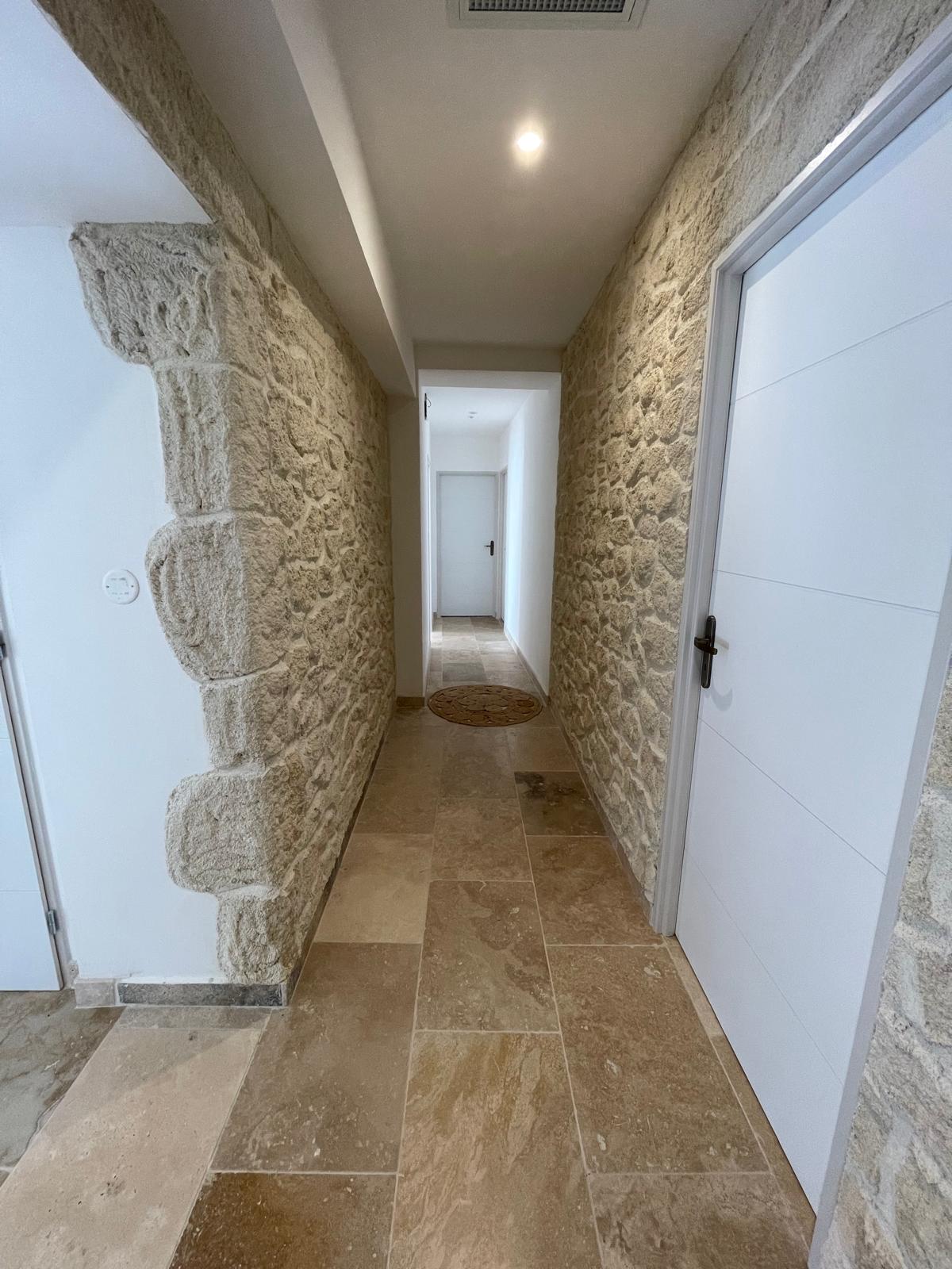 Mur intérieur imitation pierre dans un couloir – Trets (13)-4 Mur intérieur imitation pierre dans un couloir – Trets (13) – enduit imitation pierre à