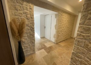 Mur intérieur imitation pierre dans un couloir – Trets (13) – rénovation façade, Mur intérieur imitation pierre dans un couloir – Trets (13) – enduit imitation pierre à