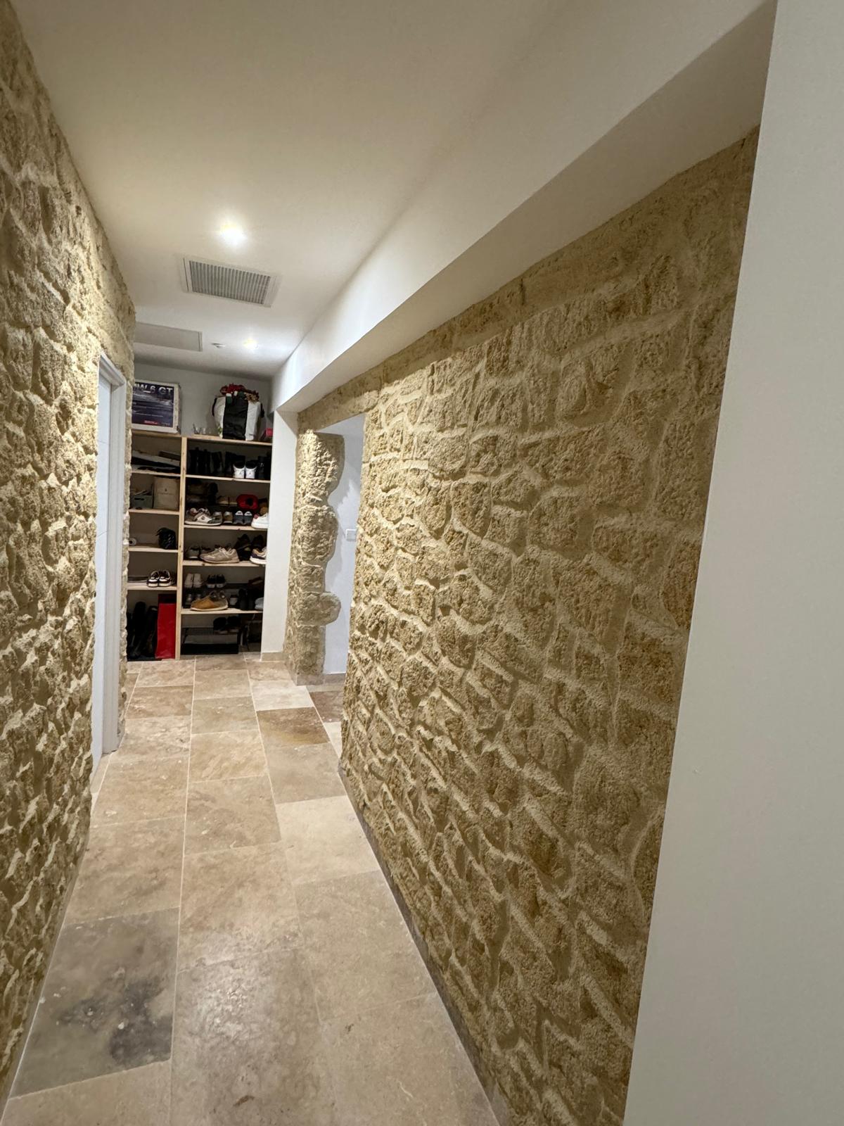 Mur intérieur imitation pierre dans un couloir – Trets (13)-6 Mur intérieur imitation pierre dans un couloir – Trets (13) – enduit imitation pierre à